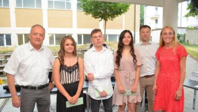 Bild: fz
Rektor Heribert Zeis ehrt die drei Klassenbesten Jvona Curcija (9G), Christopher Eckert (9B) und Senem Batibey (10M) zusammen mit Konrektor Tobias Kick und Klassenlehrerin Maria Sponsel (von links).