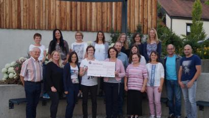 Bild: sgs
Elternbeiratsvorsitzende Martina Bronold und die Mitglieder des Gremiums überreichten an Kindergartenleiterin Hildegard Kühner und ihr Team einen Scheck über rund 1800 Euro. Kirchenpfleger Josef Saller (links) dankte auch im Namen von Pfarrer Herbert Rösl für den Geldsegen.