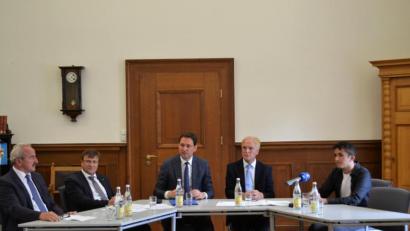 Bild: ahs
Franz X. Huber (von links), Michael Eibl, Georg Eisenreich, Clemens Prokop und Benito Pfeifle stellten das Projekt „Teen Court“ vor.