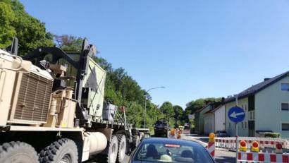 Bild: Peter Bublitz
Wegen der Baustelle rechts im Bild darf die Bayreuther Straße derzeit nur einspurig stadteinwärts benutzt werden. Einen Militärkonvoi der US-Armee hunzte das am Dienstag wenig. Er fuhr mit etlichen Lastwagen entgegen der Einbahnrichtung zur Obersdorfer Brücke und zwang die eigentlich bevorrechtigte andere Seite zum Warten. Dort bildete sich kurzzeitig eine längere Schlange an Pkw, die ebenfalls an einen Konvoi erinnerte.