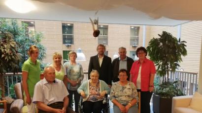 Bild: jzk
Heimleiterin Claudia Heier, Schwager Manfred Müller, zweiter Bürgermeister Hermann Schraml und Schwester Agnes (hinten von rechts) gratulieren Margarete Seidler (vorne Mitte, mit Bruder Hans und Schwägerin Maria Zeitler) zum 80. Geburtstag.