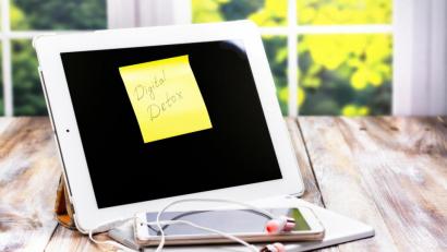 Bild: happy_lark – stock.adobe.com
Es ist nie zu spät für eine digitale Entgiftung. Der erste Schritt zur Besserung: Einfach mal das Smartphone ausschalten oder zu Hause lassen.