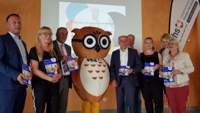 Bild: jak
Stellen das neue Programm der Volkshochschule Weiden-Neustadt vor (von links): VHS-Geschäftsführer Stefan Frischholz, Dagmar Bock (Fachbereichsleitung Beruf und Neue Medien), Oberbürgermeister Kurt Seggewiß, stellvertretender Landrat Albert Nickl, Pädagogischer Leiter Leonhard Dietrich, Stefanie Freitag (Leitung Bereiche Gesundheit, Fitness, junge VHS), Annette Suttner (Marketing und Öffentlichkeitsarbeit) und Angelika Meindl (Leitung Bereiche Gesundheit und Kreativität). Die Wissenseule ist das neue Maskottchen der VHS Weiden-Neustadt.