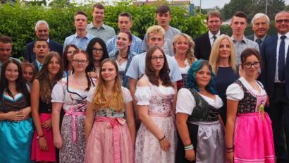 Bild: jpl
Nach der Zeugnisübergabe stellten sich die Absolventen der Fichtelnaabtal-Mittelschule zum letzten gemeinsamen Foto auf. Rektorin Sabine Graser und Klassenleiterin Erni Bühl (zweite Reihe, von rechts) fanden viele Worte der Wertschätzung für ihre Schüler. Auch die Bürgermeister Manfred Kratzer (dritte Reihe, links), Hubert Kraus und Ludwig König (dritte Reihe von rechts) sowie Pfarrer Andreas Kraft (dritte Reihe, Vierter von rechts) hatten sich zur Entlassfeier eingefunden.