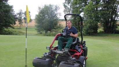 Bild: kro
„Head-Greenkeeper“ Thomas Keil bei der Arbeit.