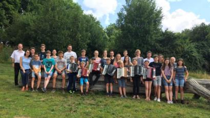 Bild: exb
Das obligatorische Gruppenbild des Akkordeonorchesters mit den Lehrern durfte nicht fehlen.