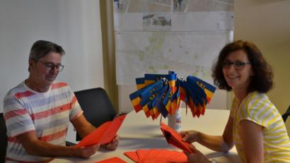 Bild: buc
Bürgermeister Reiner Gäbl und Gabriele Buchbinder von der Touristinfo stellen das Kinderferienprogramm vor.