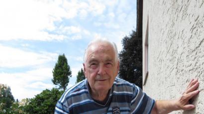 Bild: ubb
Richard Ducheck präsentiert stolz einige seine prächtigen Kakteen. So schön wie in diesem Jahr hätten sie noch nie geblüht, wie er betont.