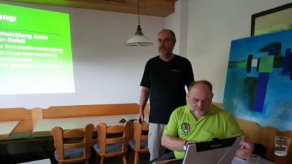 Bild: hzi
Matthias Rupp, Leiter des Forstreviers Neustadt-Scheckenhof (stehend), und Reinhard Wiesent, Geschäftsführer der Forstbetriebsgemeinschaft, referieren über die Auswirkungen des Borkenkäfers.