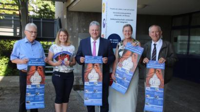 Bild: Corinna Groth
Stolz präsentieren (von links) der künstlerische Leiter der Kammermusikreihe Helmut Fischer, VHS-Leiterin Julia Wolfsteiner, Landrat Richard Reisinger sowie Corinna Groth und Hermann Kleinecke vom Kammermusikteam das Programm für die 57. Konzertreihe.