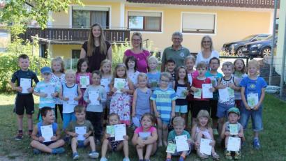Bild: pi
Sieglinde Gleißner, Manfred Janker, Stefanie Ach und Nicole Schneider freuen sich mit den Kindern.
