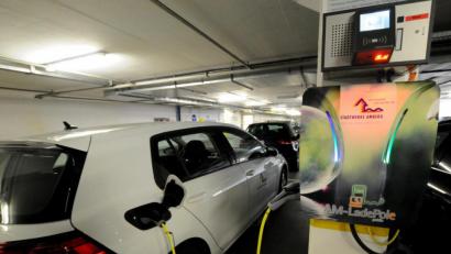 Bild: Stephan Huber
Die Förderung der E-Mobiität - wie hier mit der Ladestation in der Ziegeltorgarage - ist eines der Zukunftsfelder der Amberger Stadtwerke.