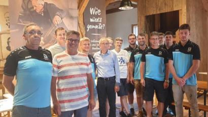 Bild: gz
Die Löwenfans begrüßen mit Bürgermeister Reiner Gäbl den Vize-Präsidenten von 1860 München, Hans Sitzberger (Bildmitte) und Fanclubbetreuer Sebastian Weber (hinten li).