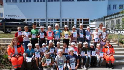 Bild: exb
Ausgestattet mit einem Notfallset zum Üben und mit einer Urkunde „Juniorhelfer“ stellten sich alle Teilnehmer mit den beiden Übungsleiterinnen und der Klassenlehrerin Irmgard Wittmann zu einem Foto im Schulhof auf.