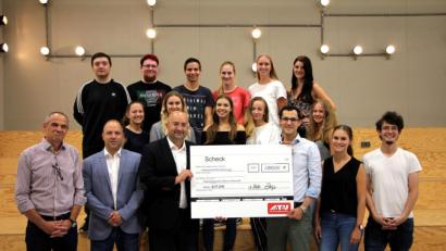 Bild: exb
Die Auszubildenden der A.T.U-Zentrale in Weiden mit Thomas Ehmann und Tamara Scholz von der Jugend- und Ausbildungsvertretung von A.T.U (vordere Reihe, von rechts) überreichen ihre Spende an das HPZ Irchenrieth.