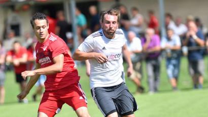Bild: A. Schwarzmeier
Markus Kraus (rechts) siegte mit der Sportvereinigung Grafenwöhr am Sonntag bei der SpVgg Pfreimd mit 3:1 (links Sebastian Sebald). In Burglengenfeld würde der Aufsteiger gerne nachlegen.