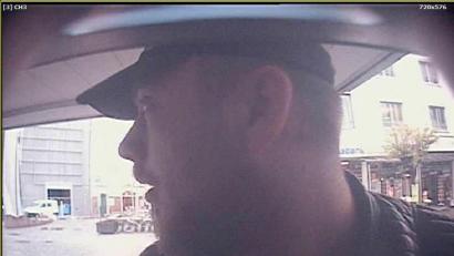 Bild: Polizei Weiden
Die Polizei fahndet nach dem Dieb einer EC-Karte, der gerade in Weiden Geld von dem Konto abheben will.