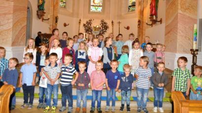 Bild: es
Die Kinder des Katholischen Kinderhauses "St.Martin" machen mit ihrem frischen Singen im Abschlussgottesdienst eine Freude.