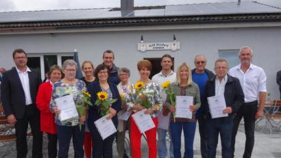 Bild: tra
Die beiden DJK-Vorsitzenden Christian Scharl (links) und Markus Bauer (rechts) mit den Jubilaren.