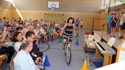 Bild: bkr
Zum Radfahrerlied der Klasse 3b tritt die scheidende stellvertretende Schulleiterin Lucia Etterer in die Pedale.