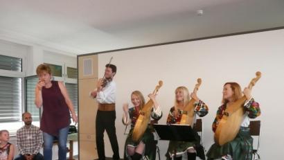 Bild: amö
Ins Konzert der „Goldkehlchen“ wurde auch Bürgermeisterin Sonja Meier eingebunden. Sie durfte mit dem Pfeiferl eine Lerche nachmachen. 	Bild: amö