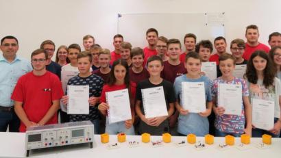 Bild: lg
Ausbildungsleiter Richard Gleißner (links) von TGW Software Services händigte den 17 Teilnehmern die Zertifikate zum Elektronik-Praktikum aus.