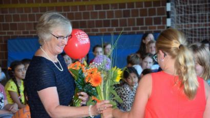 Bild: bö
Mit viel Blumen und persönlichen Geschenken wurden Ursula Braun die letzten großen Ferien versüßt. Sie verlässt die Erasmus-Grasser-Grundschule.