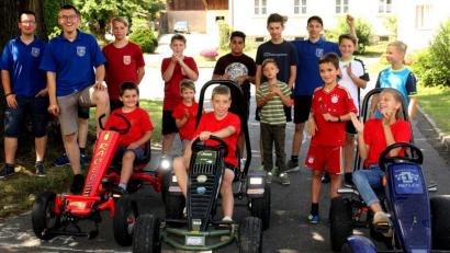 Bild: R. Kreuzer
Auf die Plätze, fertig, los. Die Kinder haben beim Dorffest der Feuerwehr Mallersricht viel Kurzweil. Sie fahren um Pylonen beim Kartrennen.