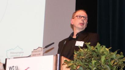 Bild: Landkreis Tirschenreuth / Stefan Malzer/exb
Bildungsmanager Hilmar Fütterer referierte im gut besuchten Panel „Arbeit und Bildung 4.0“. Die Referenten sprachen über die Arbeit der Bildungsbüros in der Region.