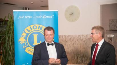Bild: usc
Als Nachfolger von Robert Jung (rechts) führt nun Andreas Herrmann (links) für ein Jahr als Präsident die Geschicke im Lions Club Amberg.