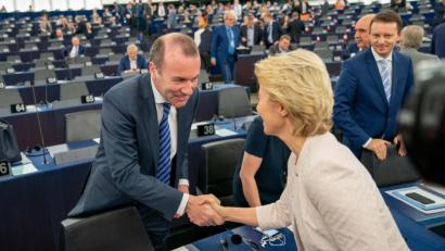 Bild: Michael Kappeler/dpa
Ursula von der Leyen ist mit ähnlichen Problemen konfrontiert, wie der ehemalige Spitzenkandidat der EVP, Manfred Weber.