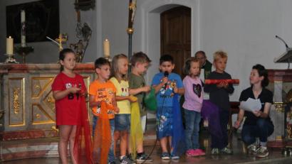 Bild: Susanne Forster
Beim Rollenspiel ist jedes der sechs Kinder eine andere Farbe. Jede möchte die Wichtigste sein. Der "Regen" (rechts) schlichtet den Wettstreit der Farben. Unterstützt werden die Kinder von Kinderhaus-Leiterin Isabelle Grundler.