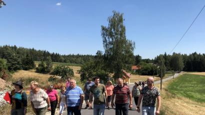 Bild: exb
Die Bewertungskommission zusammen mit den Ortsansässigen unterwegs in Boxdorf.