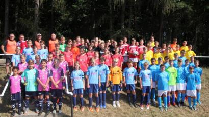 Bild: kro
Werbung für den Nachwuchsfußball war der Allianz-Junior-Cup,. zu demder ASV Waldsassen am vergangen Samstag einglalden hatte. Turniersieger wurde der SV Steinmühel. Unser Bild zeigt die teilnehmenden Mannsachaften vor dem Turnierstart.