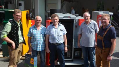 Bild: jr
Die Inhaber von Sanitär Hecht hatten zur Kaltenmühler Gewerbe- und Handwerkerschau auf ihr Firmengelände eingeladen. Johannes Hecht (links) und Seniorchef Gerhard Hecht (rechts) führten viele interessante Gespräche.