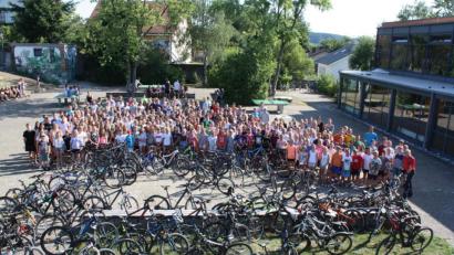 Bild: lg
"Nicht nur demonstrieren, sondern dabei auch etwas leisten", war die Devise der über 100 Teilnehmer am Fahrradtag des Ortenburg-Gymnasiums.