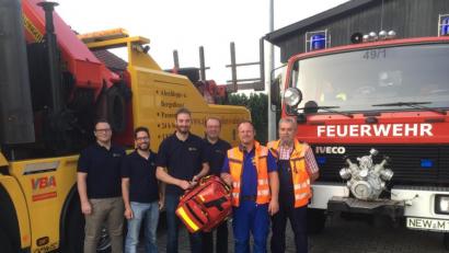 Bild: adj
Dank des Abschleppdienstes Adam mit Johann und Christian Adam (von rechts) verfügt die Feuerwehr Meerbodenreuth (von links) Michael Wolfram, Wolfgang Striegl, Josef Dagner und Wolfgang Kummer über einen neuen Notfallrucksack.