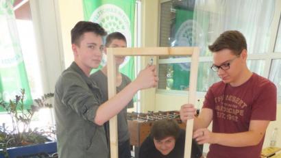 Bild: ibj
Mit großem Eifer waren die Schüler beim Nachbau der Experimentier-Stationen bei der Sache.
