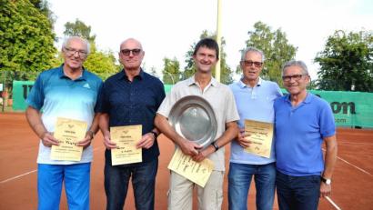 Bild: es
Der Tennis-Vereinsmeister 2019 heißt Bernhard Danzl (Mitte). Es ist seine 7. Meisterschaft. Vizemeister ist Rainer Stangl (Zweiter von links). Für Jochen Calame (Zweiter von rechts) und Johann Ferstl (links) war im Halbfinale Schluss. Josef Grötsch (rechts) ehrt die Sieger.