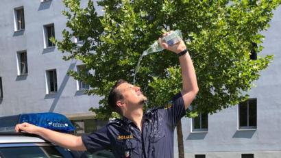 Bild: Polizeipräsidium Oberpfalz
Eine erfrischende Abkühlung. Mit diesem Bild hat das Polizeipräsidium der Oberpfalz für Aufsehen auf Facebook gesorgt.