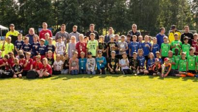 Bild: Markus Koenig (maks-Fotografie)/exb
Medaillen gibt es für alle F-Junioren-Kicker. Den Pokal aber nur für die Mannschaft aus Immenreuth.