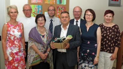 Bild: Dobmeier
Die Hans-Sauer-Schule verabschiedet Rektor Christian Kauschinger (Mitte) in den Ruhestand mit den besten Wünschen. Von links: Schulamtsdirektorin Christine Söllner, Pfarrer Heribert Englhard, Ehefrau Gaby Wachter-Kauschinger, Elternbeiratsvorsitzender Jürgen Kett; von rechts: Petra Rothmund (HPZ Irchenrieth), Konrektorin Sandra Landgraf und Pfarrer Heribert Englhard.