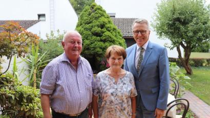 Bild: Stadt Tirschenreuth/exb
Bürgermeister Franz Stahl (rechts) überbrachte Gerhard und Irene Strobl seine Glückwünsche persönlich.