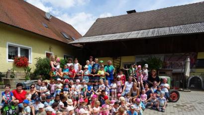 Bild: exb
Die Kinder und das Team des Kinderhauses haben den Tag auf dem Erlebnisbauernhof sehr genossen.