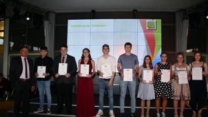 Bild: bey
Oberstudiendiektor Thomas Reitmeier (links) freut sich über die hervorragenden Abschlussprüfungen von (von links) Michael Popp (Notendurchschnitt 1,0), Nico Kellner (1,25), Sophia-Elena Staufer (1,25), Felix Brenner (1,43), Erik Hautz (1,50), Cosima Rewitzer (1,50), Lena Kollinger (1,75), Evelyn Faltenbacher (1,88) und Marleen Zschögner (1,88).
