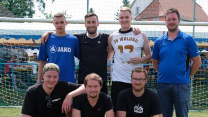 Bild: dob
Die "Watschi"-Kicker (Mitte) erhielten die Siegprämie in Höhe von 100 Euro beim Elfmeterturnier des SV Altenstadt.