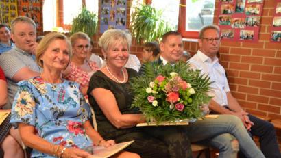 Bild: dob
23 Jahre lang unterrichtet Gabriele Knobel-Berberich (links) in den dritten und vierten Klassen der Grundschule und rüstete die Schüler aus für die weiterführenden Schulen. Fachoberlehrerin Uschi Hecker (Zweite von links) war 43 Jahre lang mit Leib und Seele Fachlehrerin in Waidhaus, Eslarn, Moosbach und zuletzt fünf Jahre regelmäßig auch in Vohenstrauß.