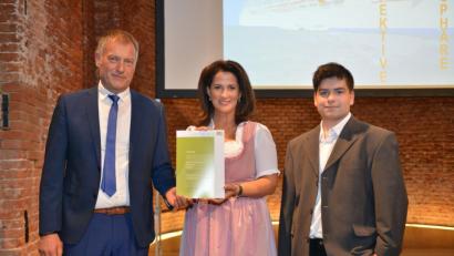 Bild: exb
Zum Abschuss des Coachings-Projektes für die Mensa erhielten Schulleiter Christian Schwab (links) und der Schüler Alexej Cebula, der sich hier besonders engagiert hatte, die Teilnahmeurkunde aus den Händen von Staatsministerin Michaela Kaniber.