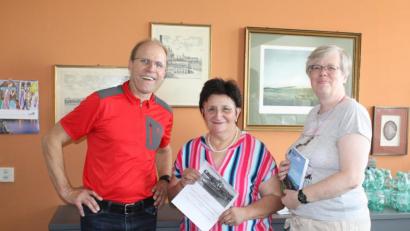 Bild: lg
Eine Reise nach Prag mit Übernachtung ist das Abschiedsgeschenk von Schulleiter Ludwig Pfeiffer und Studiendirektorin Christine Paschen (rechts) an die scheidende Schulsekretärin Maria Pösl.