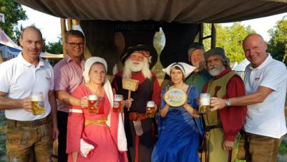 Bild: mp
Vertreter der Brauerei Jacob stoßen mit Vertretern des Festspielvereins und Bürgermeister Martin Birner (Zweiter von links) auf ein Gelingen des 30. Mittelalterfestes im Stadtpark an.